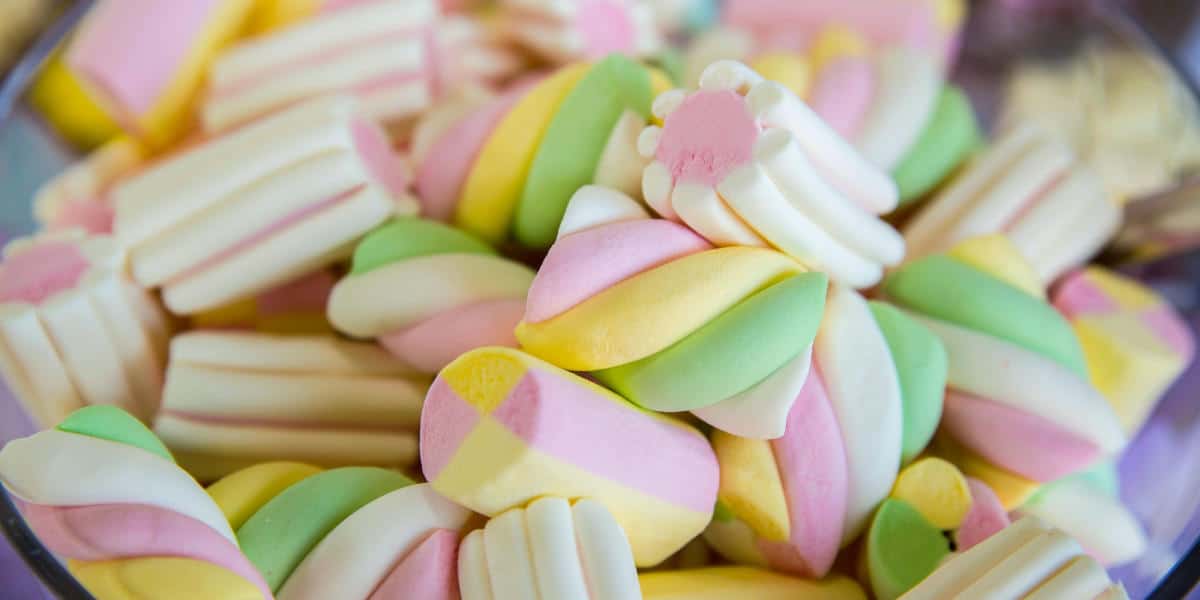 Come attaccare i marshmallow alla torta - CakeCaramella