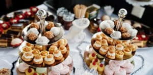 Come abbellire un tavolo da buffet: idee per un elegante risultato